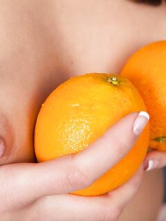 Секс с апельсинами привлекательной брюнетки