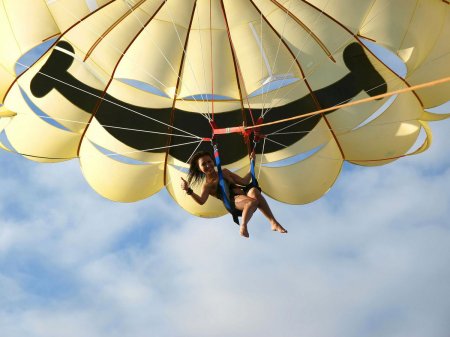 Голая азиатская красавица с парашютом