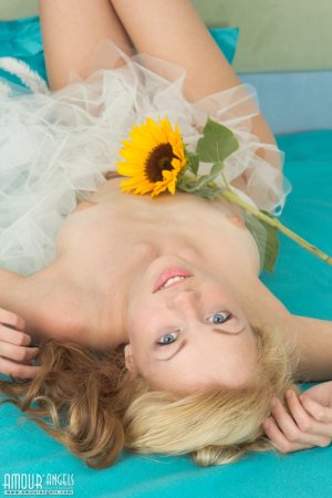 Красивая девушка блондинка устроила милую эротическую фото съемку