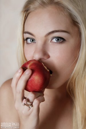 Нежная девушка блондинка устроила эротику голышом с яблоками