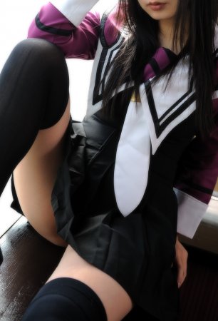 Симпатичная азиатка в школьной форме эротично позирует